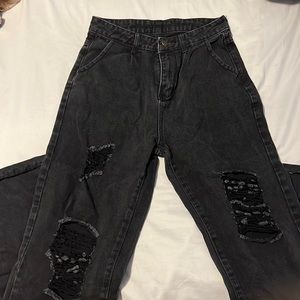 Shein mom jeans size medium (fits like a 4) all black. Good material never worn.